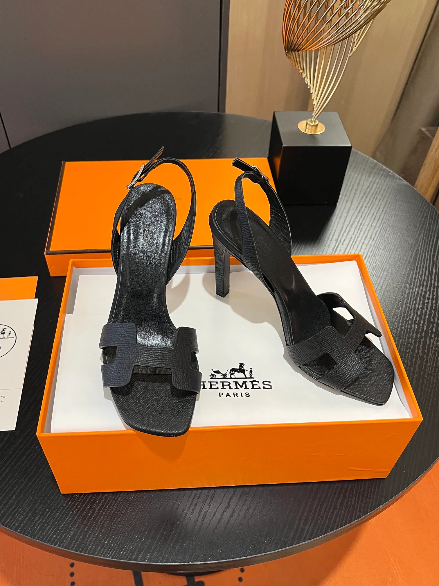 👟👟Ex-factory price 600👟👟Hermès 2023 high-heeled temperament sandals original customization! Counter synchronization! Hermès high heels have always been simple, fashionable and elegant! ! ! It can hold any style of wear, the height of 10.5cm is easy to control, and the feet feel comfortable and pressure-free! The classic and elegant style brings a sense of luxury to your feet! Highly recommended Material: Upper imported calfskin + mixed sheepskin lining Outsole: Italian genuine leather sole Size: 34-42 (34.41.42 customization is non-returnable and non-exchangeable)
